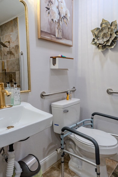 Building Photo - 1875 Williams Manor Ave