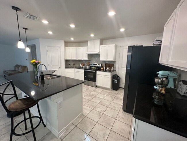 Building Photo - Coming soon... Beautiful 3 bedroom 2 bath ...