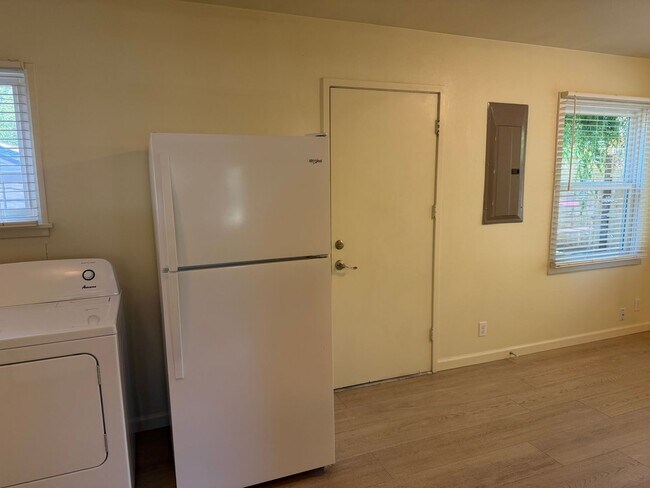 Building Photo - Updated 2 bedroom 1 bathroom house in Eugene!