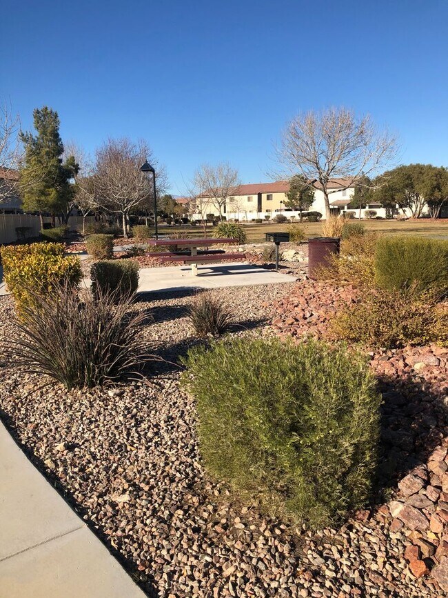 Building Photo - 2 Story 2 brm 2 1/2 bath 1 car garage home