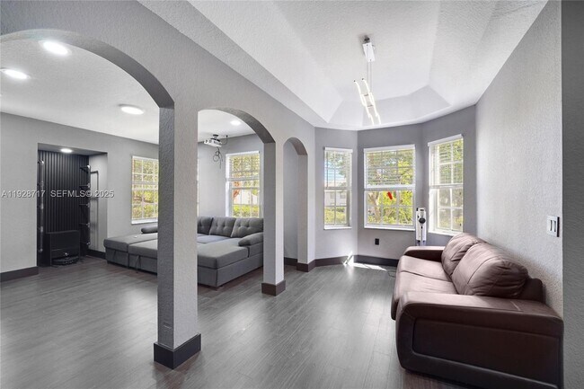 Building Photo - 1010 Belmont Pl