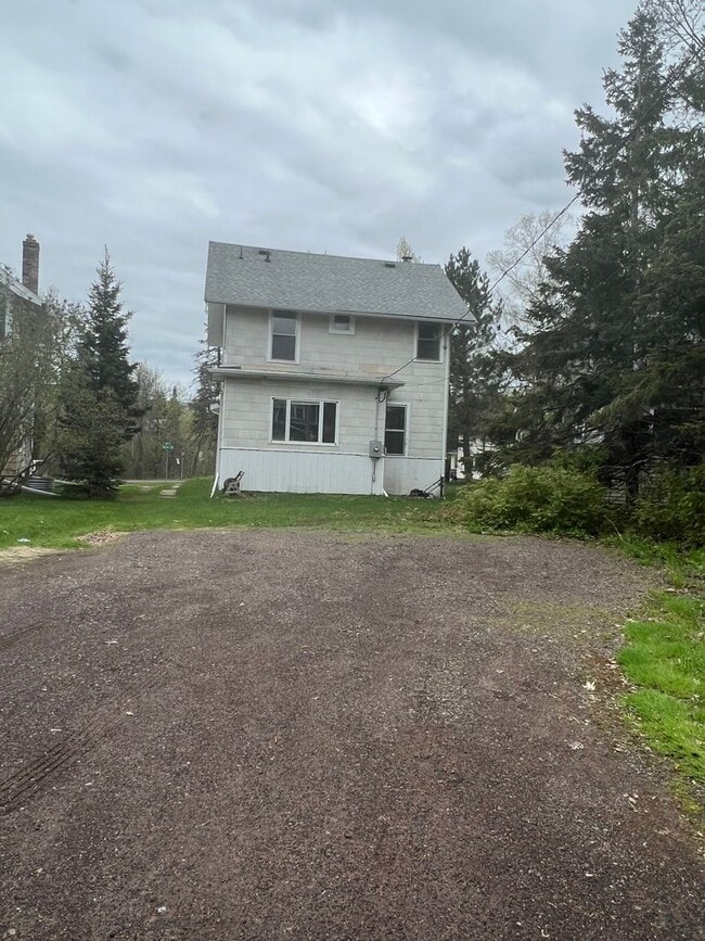 Building Photo - AVAILABLE JUNE - 3 BED 1 BATH NEAR CAMPUS