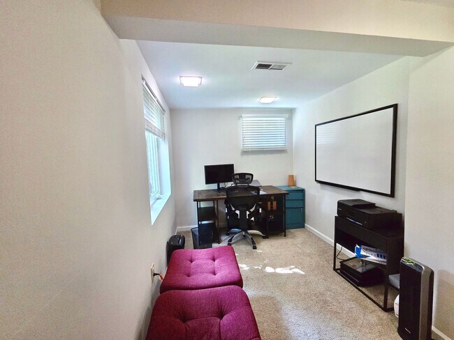 Building Photo - Lovely 4 BR/2 BA Single-Family Home in Sil...