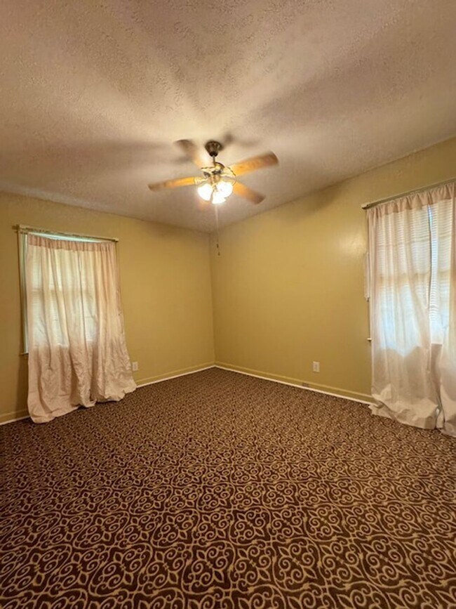 Building Photo - 709 Luther Dr