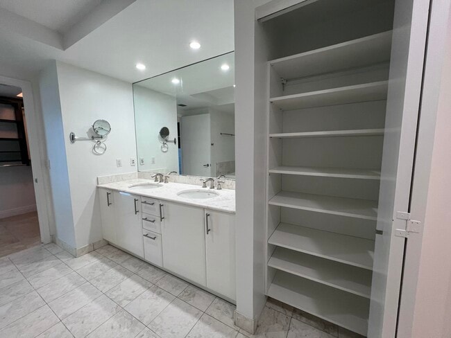 Building Photo - 1331 Brickell Bay Dr