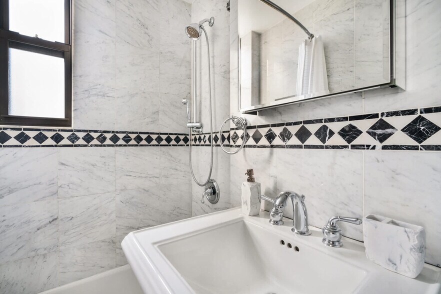 Building Photo - 240 W 73rd St