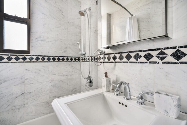 Building Photo - 240 W 73rd St