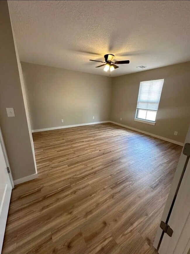 Building Photo - 2 Bedroom at Limestone Estates