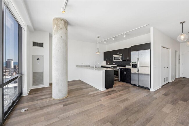 Building Photo - 860 W Blackhawk St