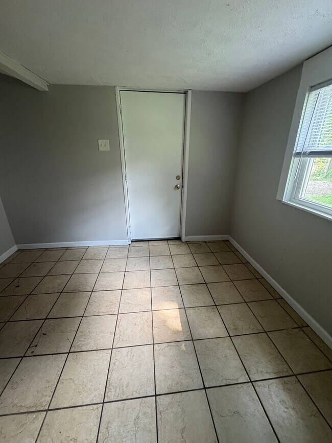 Building Photo - 3 BED home with rear patio available AUGUST!