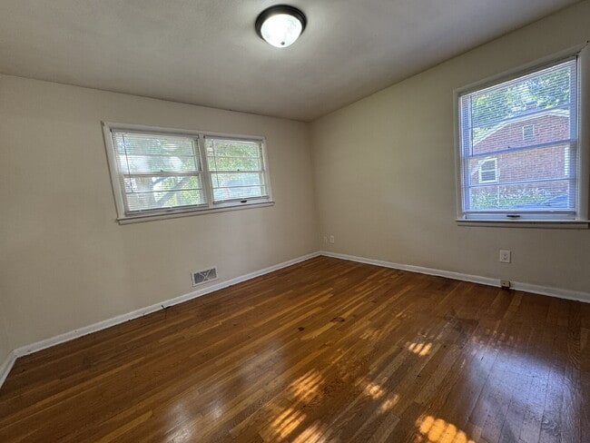 Building Photo - SPACE, CHARM & FLEXIBILITY — ALL IN ONE 3 BED, 1 BATH HOME!