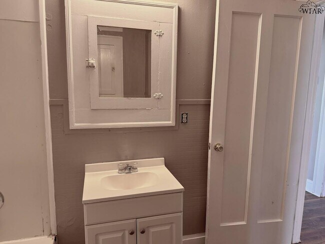 Building Photo - 1710 Monroe St