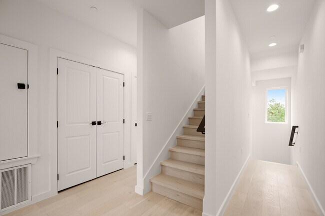 Building Photo - 5305 Ledesma Rd