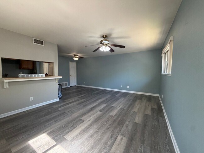 Building Photo - Upstairs 2/1 home in Greenback Estates
