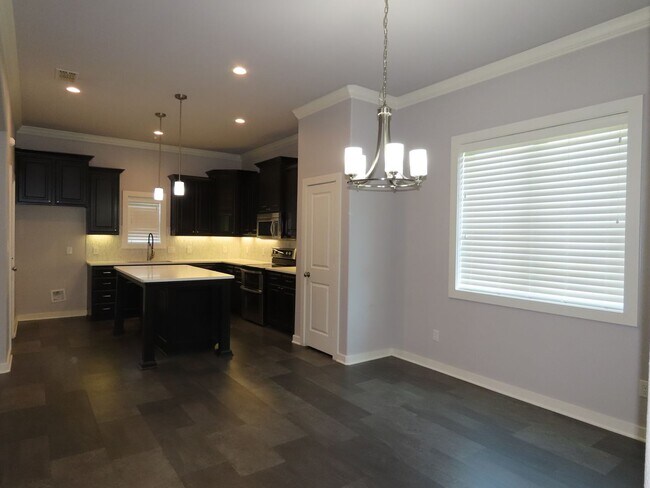 Building Photo - Beautiful 3 Bedroom, 2 Bath Home in South ...