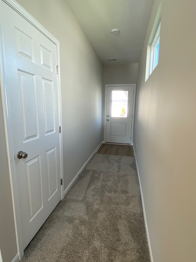 Building Photo - 1511 Summerview Ln