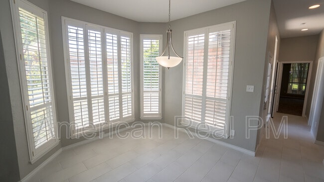 Building Photo - 728 Robin Meadow Dr