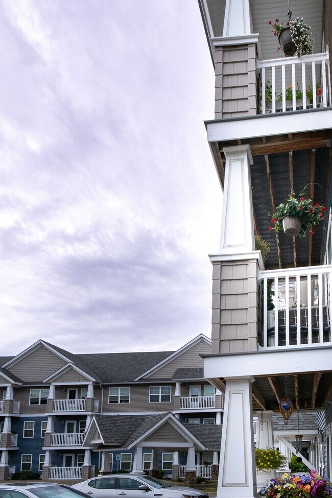 Building Photo - 1 bed, 1 bath independent senior living (55+ years of age) heat, hot water, & electricity include...