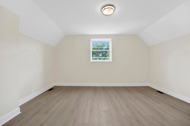 Building Photo - 2021 W Shakespeare Ave