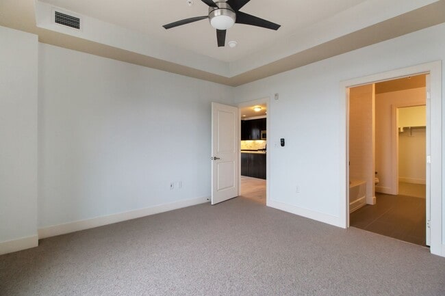 Building Photo - Gorgeous 2 BD/2BA Top Floor Condo In Great Peloton Community! Available August 7!
