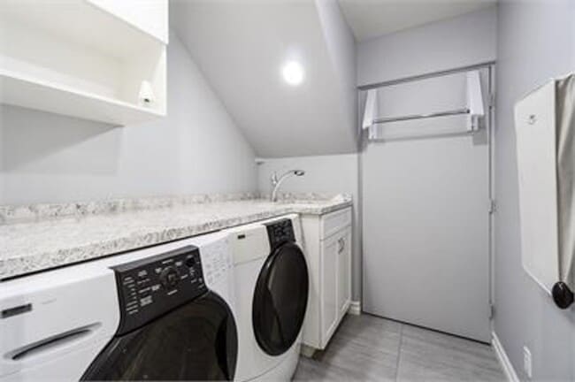 Building Photo - Large 5 bed Masterpiece Home with Back Bay...