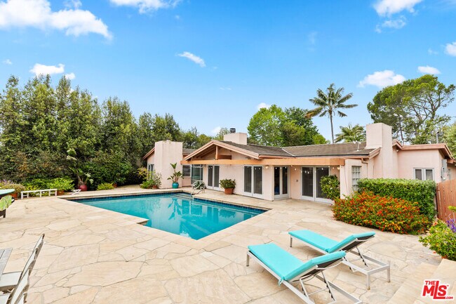 Building Photo - 7122 Dume Dr
