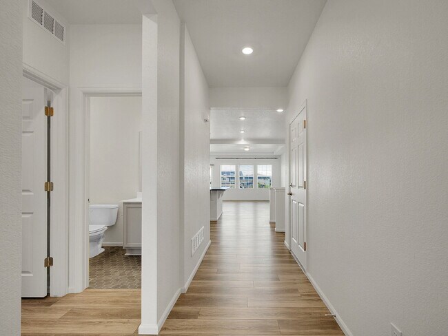 Building Photo - $3,295, 3 bed, 3 bath, located in Erie