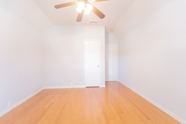 Building Photo - 2910 Sandleigh Dr