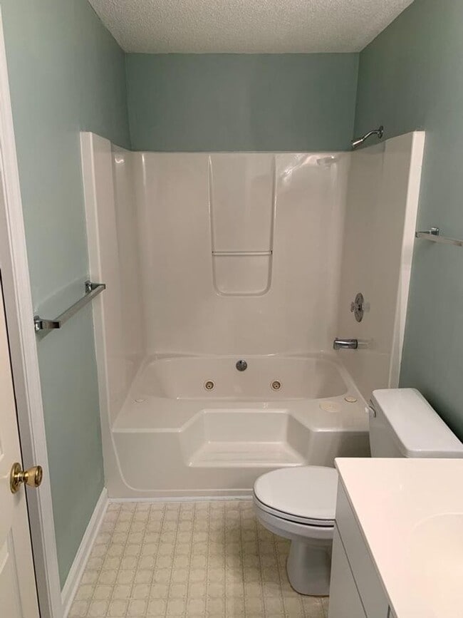 Building Photo - 2 bedroom 2 bath condo. Second Floor $1350/month