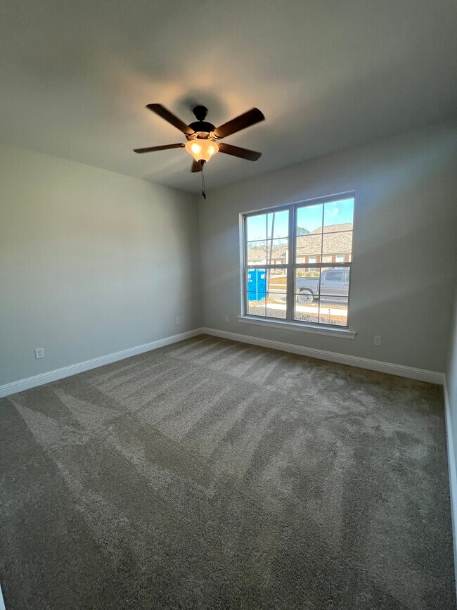 Building Photo - 1041 Lakehaven Dr