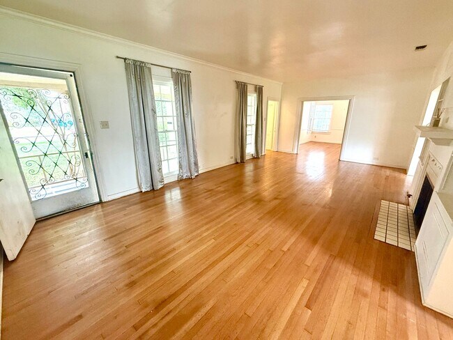Building Photo - Historic Charm Near Woodlawn Lake! 3 Bed, 2 Bath Home with Hardwood Floors