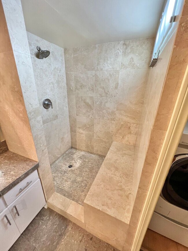 Building Photo - Modern 2 bedroom Gem Near Bixby Park | Private Balcony & Secured Parking