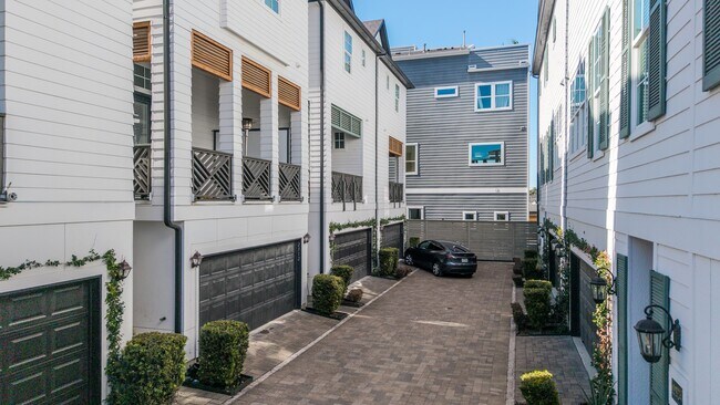 Building Photo - 2312 Hutchins St