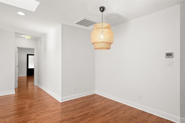 Building Photo - 2110 Oxford Ave