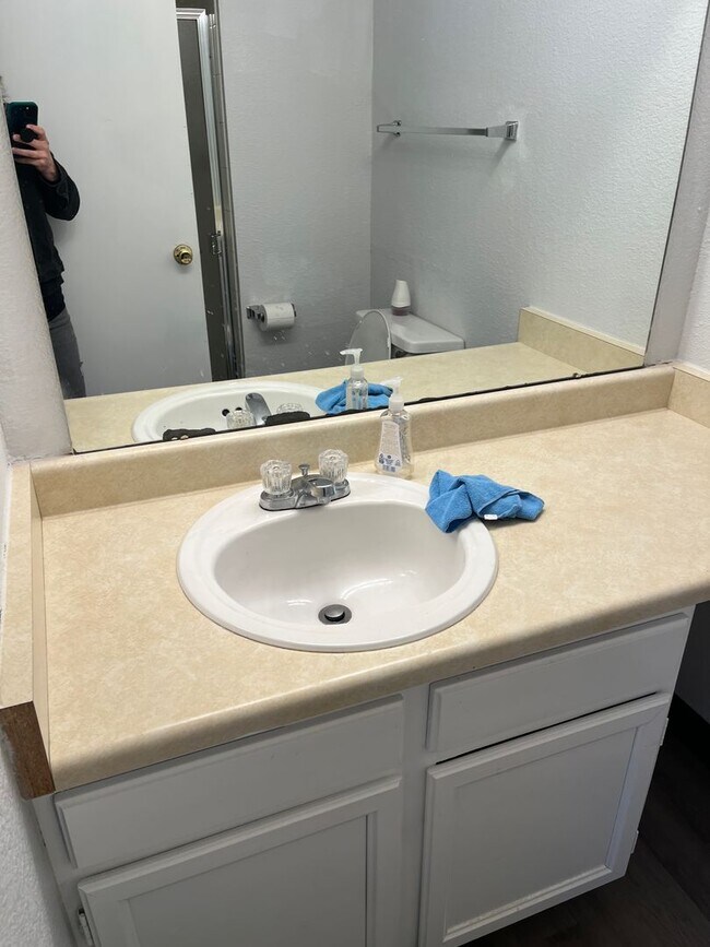 Building Photo - 2 bed 2 bath on ground floor W/D in Unit! ...