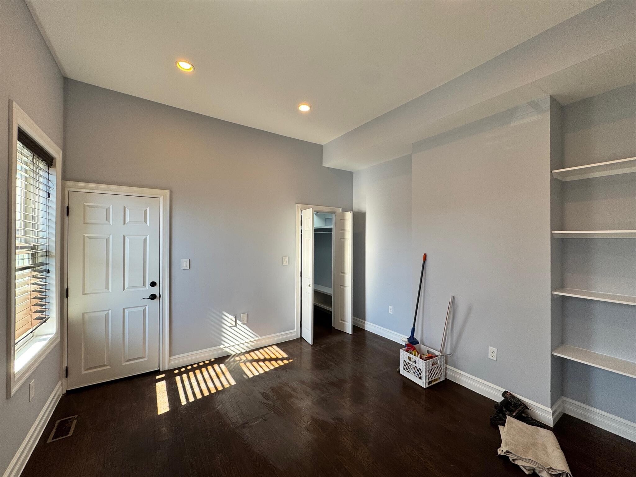 Building Photo - 8 Cross St E