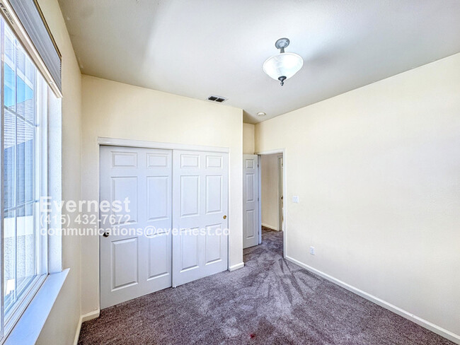 Building Photo - Gorgeous 3-Bedroom Home in a Prime Locatio...