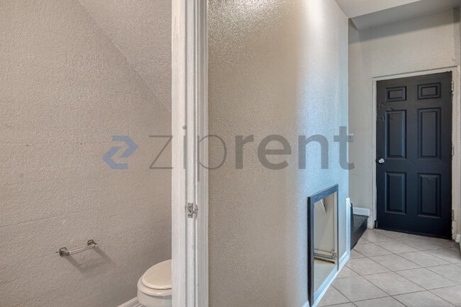 Building Photo - 815 E Sugarcane Dr