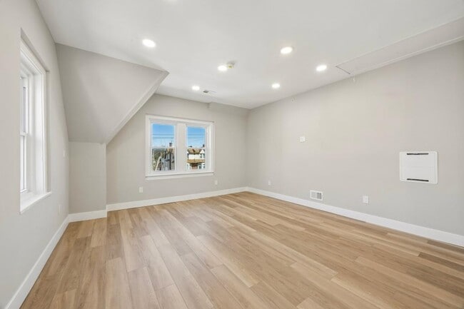 Building Photo - 6150 W Columbia Ave