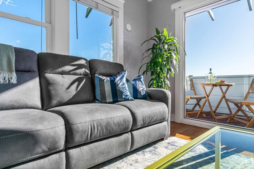 Building Photo - 2452 Union St