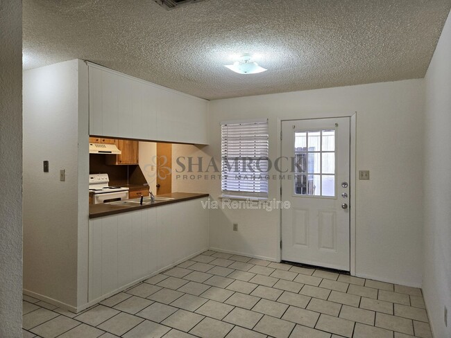 Building Photo - 910 Lancelot Cir