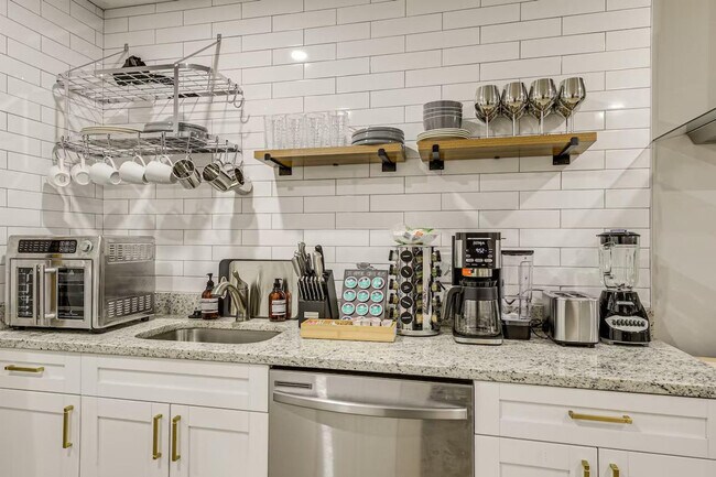 Building Photo - 6604 Oak St