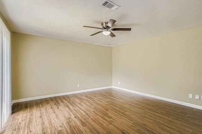 Building Photo - 15710 Sandy Hill Dr