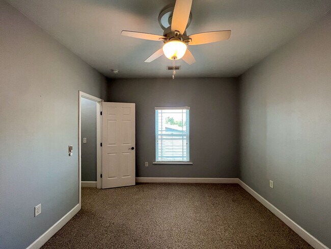 Building Photo - 3BR/2.5BA Townhouse in Sorrento - availabl...