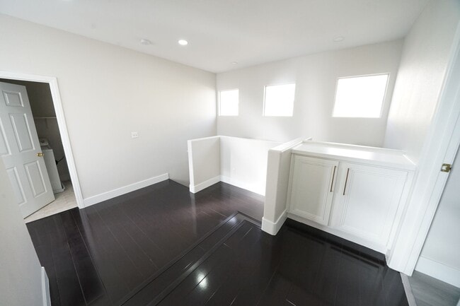 Building Photo - SHOWINGS AVAILABLE NOW