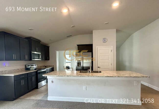 Building Photo - 693 Moment St