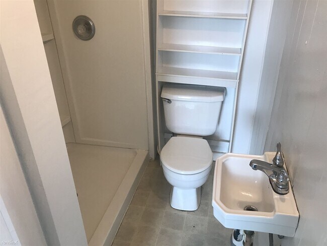 Building Photo - 2 br, 1 bath Triplex - ( August 2023 ) CLO...