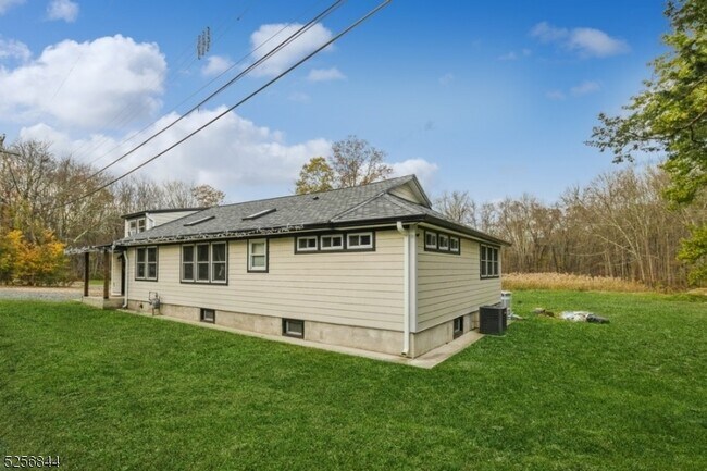 Building Photo - 48 Bellows Ln