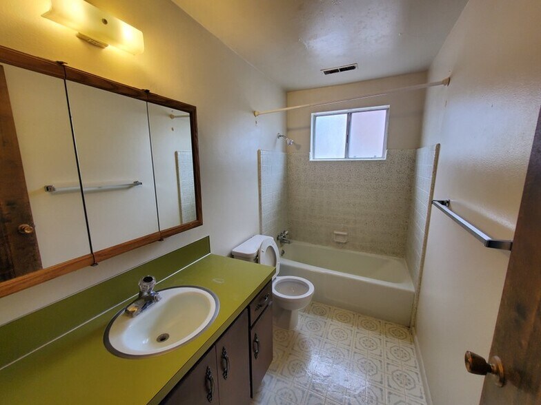 Building Photo - 35 E 1100 S