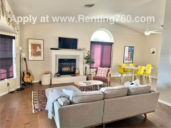 Building Photo - Charming 3 Bedroom 2 Bathroom Home In The Highly Desired Juniper Terrace Neighborhood!!